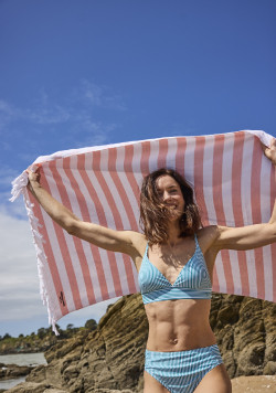 DRAP DE BAIN FOND BLANC RAYE ROSE BINOU
