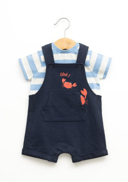 Ensemble salopette courte et tee-shirt rayé bleu bébé