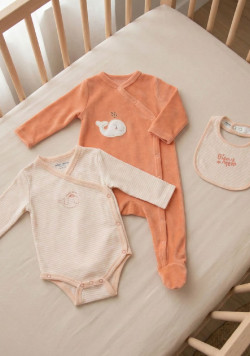 Ensemble pyjama, body et bavoir bébé pêche